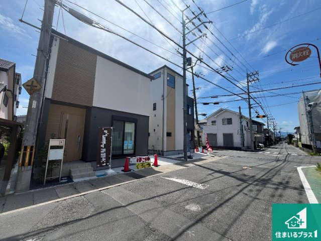 草津市平井　新築一戸建ての前面道路含む現地写真|周辺は閑静な住宅街！前面道路広々で車の出し入れも便利です。駐車が苦手な方でも安心して車庫入れできます！