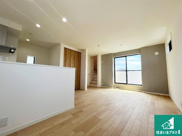 草津市平井　新築一戸建ての居間・リビング|日当たり良好の明るいリビングで朝の目覚めもスッキリできそう！対面キッチンでご家族のコミュニケーションも自然と増える設計！小さなお子様が遊ぶスペースを作っても広々とくつろげるLDK！