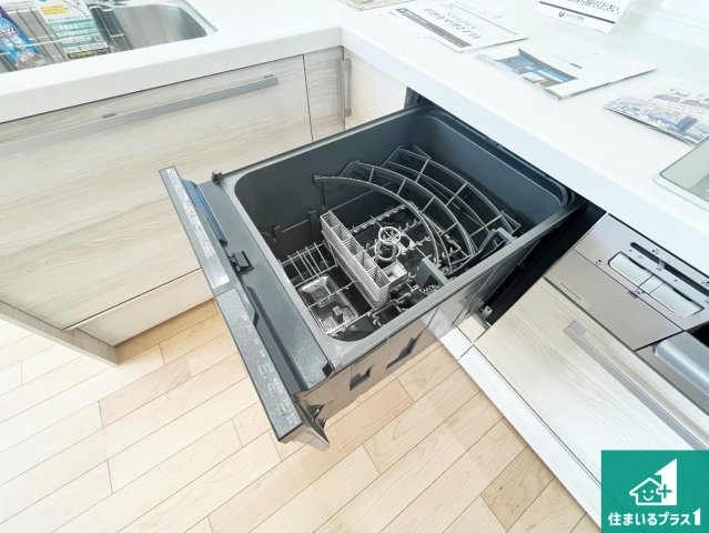 草津市平井　新築一戸建ての設備|食事後の一仕事、食器洗いをボタン一つでお任せできちゃいます！場所を取らないビルトイン式なので、お料理スペースもしっかり確保！
