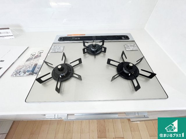 草津市平井　新築一戸建ての設備|ダブル高火力Ｓｉセンサー付きコンロ！３口あるので、まとめて料理をする時も大活躍！
