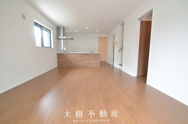 【居間・リビング】 | 座間市座間1丁目　新築戸建て　全3棟【仲介手数料無料】