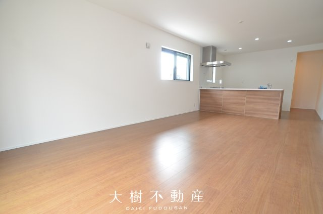 【居間・リビング】 | 座間市座間1丁目　新築戸建て　全3棟【仲介手数料無料】 | □■海老名市を中心に地域密着で営業している不動産会社です■□