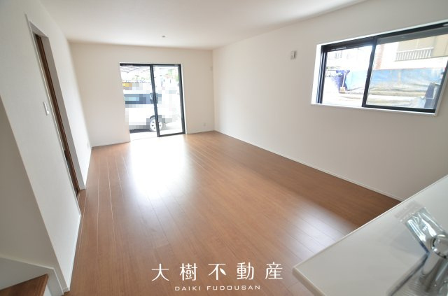 【居間・リビング】 | 座間市座間1丁目　新築戸建て　全3棟【仲介手数料無料】