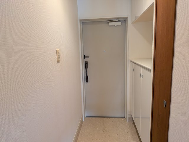 アプローズ青山（C-13）の玄関