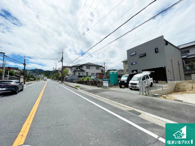 南河内郡河南町大宝　第2期　新築一戸建ての前面道路含む現地写真|周辺は落ち着いた街並みの住宅地！子育てがしやすい住環境です！まだ未完成ですが、現地でしかわからない事もございます。是非一度ご覧ください。
