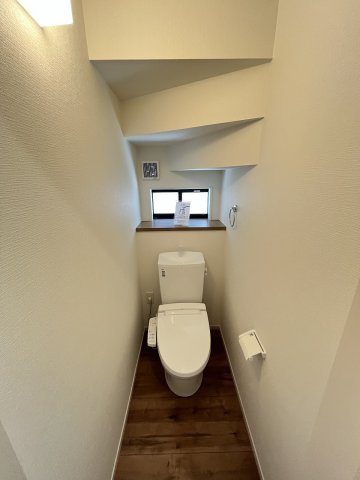 【内装】 | 福岡市南区老司3丁目6期　1号棟（全2棟）【仲介手数料無料・0円】 | 施工例。1階のトイレです。施工例は完成時と異なる場合があります。