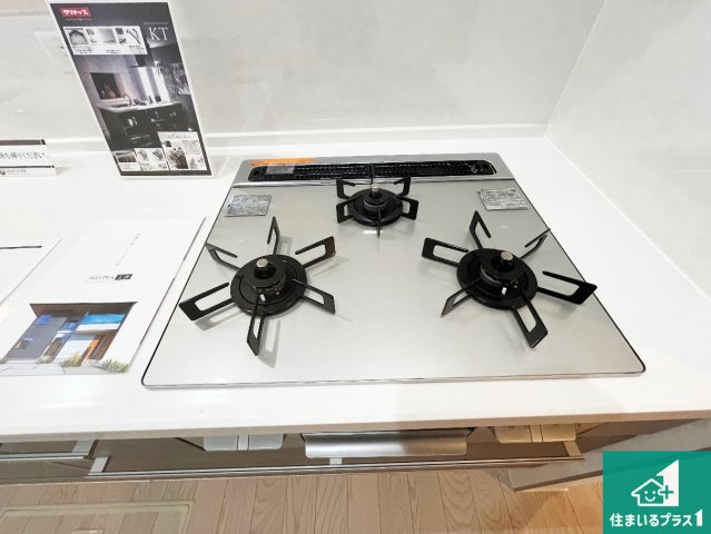 草津市平井　新築一戸建ての設備|ダブル高火力Ｓｉセンサー付きコンロ！３口あるので、まとめて料理をする時も大活躍！
