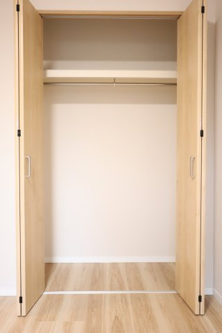 エンブレイス姫路下寺町の収納|約6.0帖の洋室にあるクローゼット