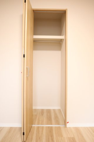 エンブレイス姫路下寺町の収納|約5.1帖の洋室にあるクローゼット