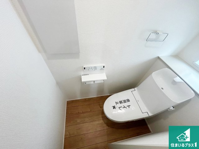 ◆和泉市光明台　第1期　新築一戸建てのトイレ|1・2階の2ヶ所にあるので、朝の忙しい時間の順番待ちもなく、深夜の利用にも大変便利です。