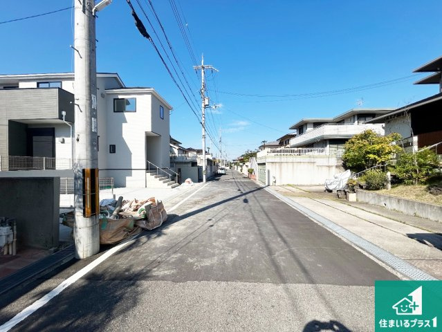 ◆和泉市光明台　第1期　新築一戸建ての前面道路含む現地写真|周辺は閑静な住宅街！前面道路広々で車の出し入れも便利です。駐車が苦手な方でも安心して車庫入れできます！