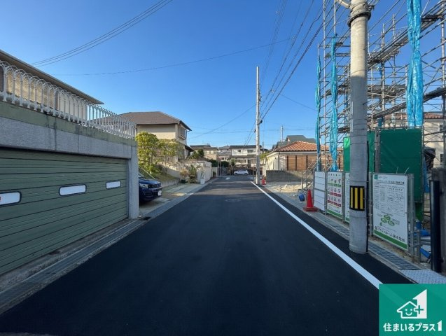 和泉市光明台　第1期　新築一戸建ての前面道路含む現地写真|周辺は落ち着いた街並みの住宅地！子育てがしやすい住環境です！まだ未完成ですが、現地でしかわからない事もございます。是非一度ご覧ください。