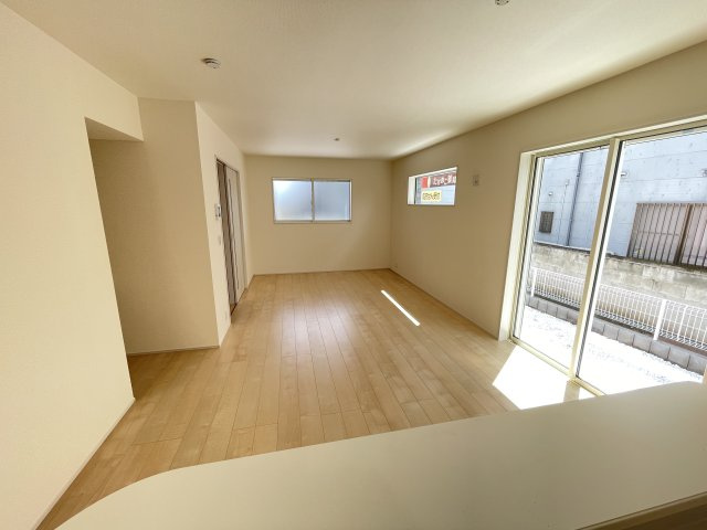 藤岡市藤岡第13（全1棟）1号棟の居間・リビング|大きな窓のあるリビングは明るく解放感溢れる空間。居心地良くご家族皆が寛げる憩いの空間です。生活の中心となるLDKが広いので、家族とのコミュニケーションを促進する拘り設計となっています(⌒∇⌒)
