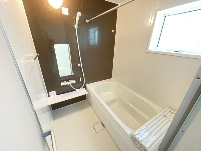 藤岡市藤岡第13（全1棟）1号棟の浴室|一日の終わりのバスタイムは、心地よく入浴したいですね。浴室をより快適空間に、使いやすい広々1坪サイズのユニットバスです(^▽^)/

