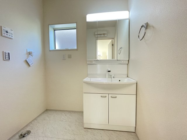 藤岡市藤岡第13（全1棟）1号棟の独立洗面台|三面鏡の裏に収納があり便利です。継ぎ目や隙間が無く汚れてもささっと拭くだけのお掃除に配慮したカウンターです(^▽^)/