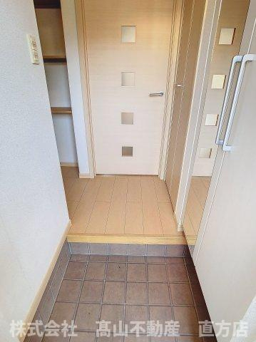 直方市大字頓野のアパートの玄関