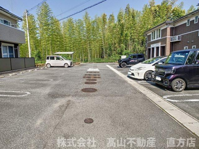 直方市大字頓野のアパートの駐車場