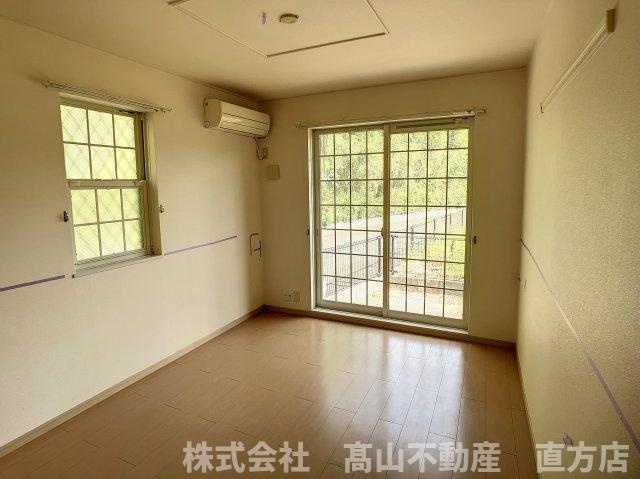 直方市大字頓野のアパートの洋室