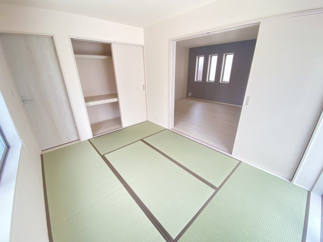 【LiveleGarden】下野上大領 全8棟の和室|〇2号棟・和室6帖〇
魅せると隠すを両立。玄関からもリビングからも繋がる、家族想いの2WAY 和室です。来客時は客間、普段は開放的なリビング延長。くらしに合わせて形を変える万能な空間です。
