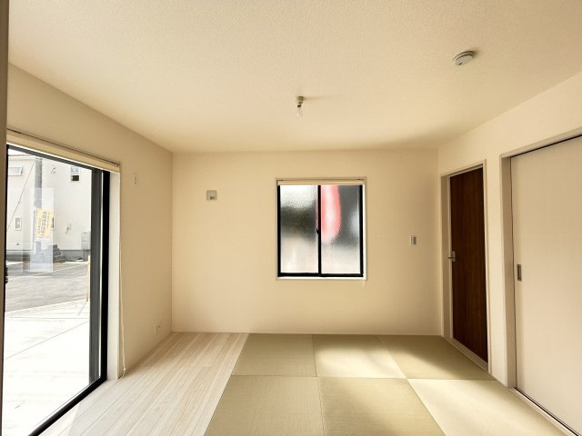 【LiveleGarden】下野上大領 全8棟の和室|〇3号棟　和室６帖〇
魅せると隠すを両立。玄関からもリビングからも繋がる、家族想いの2WAY 和室です。来客時は客間、普段は開放的なリビング延長。くらしに合わせて形を変える万能な空間です。