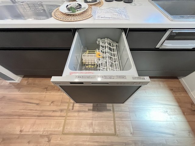 【キッチン】 | 福岡市南区老司3丁目6期　2号棟（全2棟）【仲介手数料無料・0円】 | 施工例。施工例は完成時と異なる場合があります。