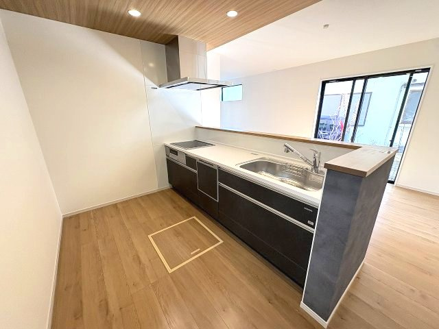 【キッチン】 | 福岡市南区老司3丁目6期　2号棟（全2棟）【仲介手数料無料・0円】 | 施工例。施工例は完成時と異なる場合があります。