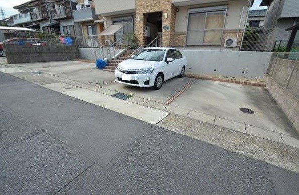 ユリ・コート亀の井の駐車場