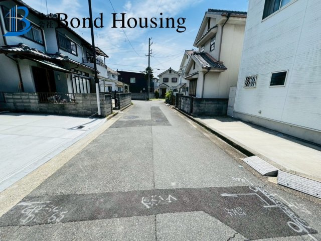 「並列２台駐車可」「長期優良住宅」大久保町西嶋　全２棟A号棟の前面道路含む現地写真