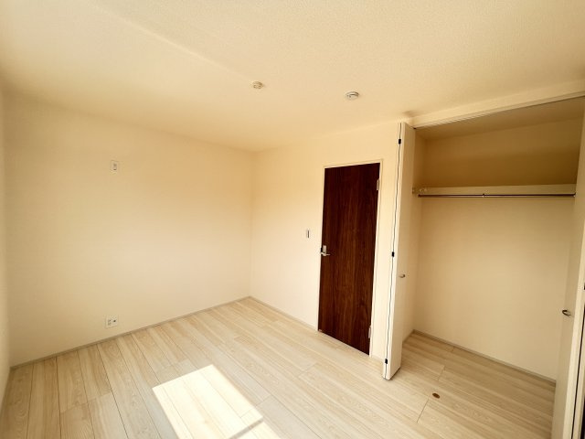 【LiveleGarden】下野上大領 全8棟の洋室|〇3号棟・2階６帖洋室②〇
全居室便利な収納付き☆しっかり収納して、すっきりとお部屋を使えます。暮らしにちょうどいい収納力です！
※2026年8月撮影