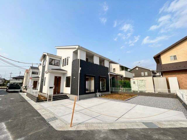 【LiveleGarden】下野上大領 全8棟の前面道路含む現地写真|〇3号棟〇
キャッチボールやＢＢＱなど、ご家族の時間も充実できるゆとりあるお庭付き♪
カースペース3台分あるのでお車での来客も安心です！
※2026年8月撮影