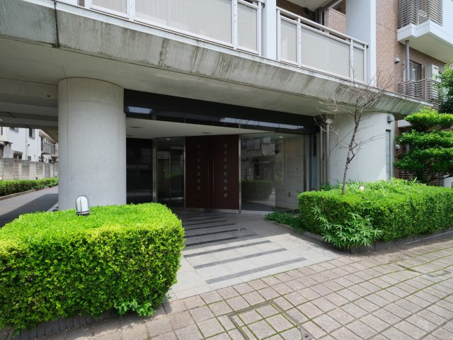 ロネスタ戸越公園のエントランス|「戸越公園」駅徒歩５分！平成１５年築の耐震基準適合マンション、ロネスタ戸越公園は即日現地案内可能となっておりますので、お気軽にお問い合わせください！
