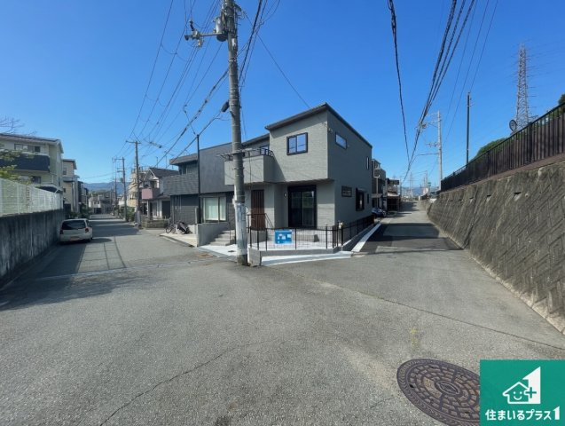 宝塚市高司　新築一戸建ての前面道路含む現地写真|周辺は閑静な住宅街！前面道路広々で車の出し入れも便利です。駐車が苦手な方でも安心して車庫入れできます！