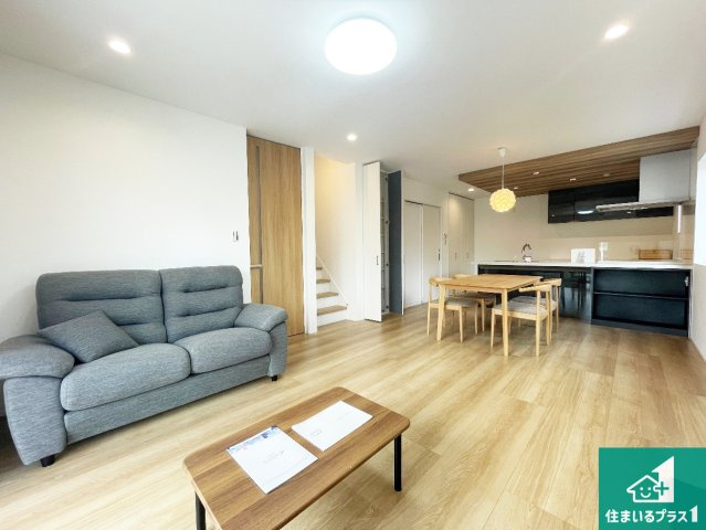 宝塚市高司　新築一戸建ての居間・リビング|日当たり良好の明るいリビングで朝の目覚めもスッキリできそう！対面キッチンでご家族のコミュニケーションも自然と増える設計！小さなお子様が遊ぶスペースを作っても広々とくつろげるLDK！
