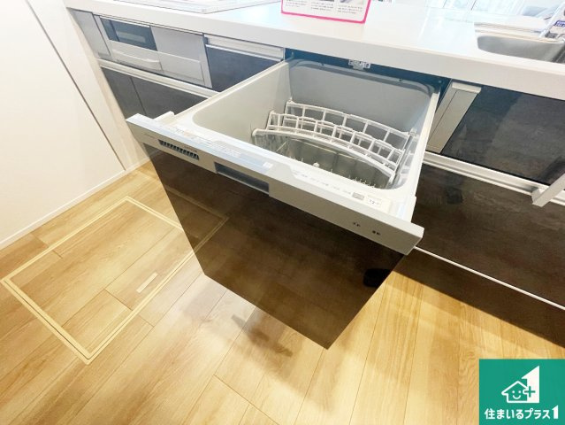 宝塚市高司　新築一戸建ての設備|食事後の一仕事、食器洗いをボタン一つでお任せできちゃいます！場所を取らないビルトイン式なので、お料理スペースもしっかり確保！