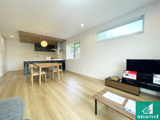 宝塚市高司　新築一戸建ての居間・リビング|日当たり良好の明るいリビングで朝の目覚めもスッキリできそう！対面キッチンでご家族のコミュニケーションも自然と増える設計！小さなお子様が遊ぶスペースを作っても広々とくつろげるLDK！