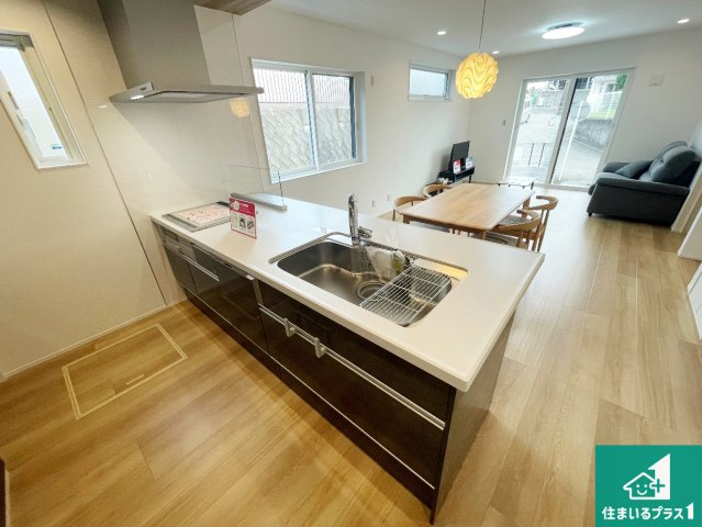 宝塚市高司　新築一戸建てのキッチン|リビングと統一感があり、使い勝手のいいキッチン。広々としているので、二人並んで作業が出来ちゃいます。お子様と一緒に色々なお料理に挑戦できるスペースがあります。