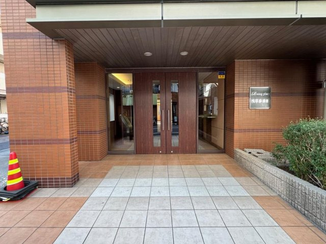 ライジングプレイス浅草参番館のエントランス