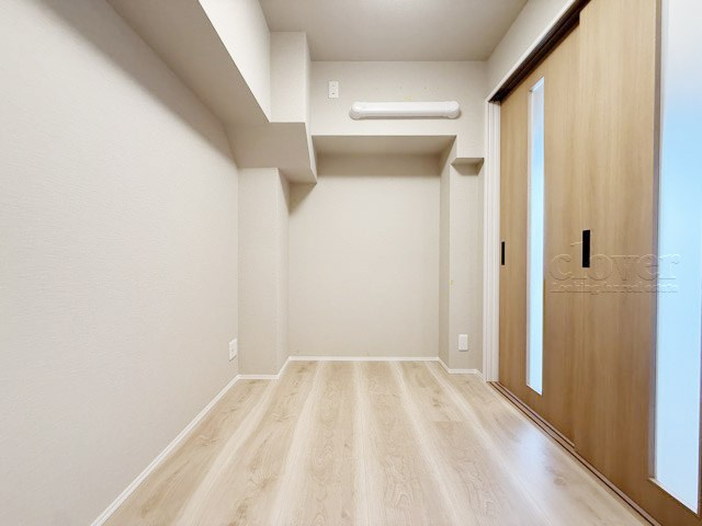 【洋室】 | ハイコーポ松が谷 | ベッドルームとして使うか、あるいは収納として使うか、洋室を見るときは具体的な用法や家具配置などをぜひご想像ください。～即日のご見学可能～　お問合せはお気軽にどうぞ。
