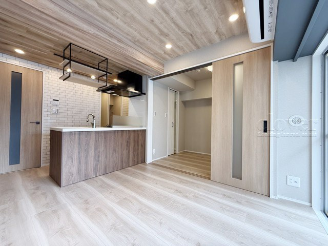 【居間・リビング】 | ハイコーポ松が谷 | 広くスペースをとってあるLDK。この空間に、どのように家具を配置していくのかを考えるのが、住宅購入時のなによりの楽しみです。～即日のご見学可能～　お問合せはお気軽にどうぞ。
