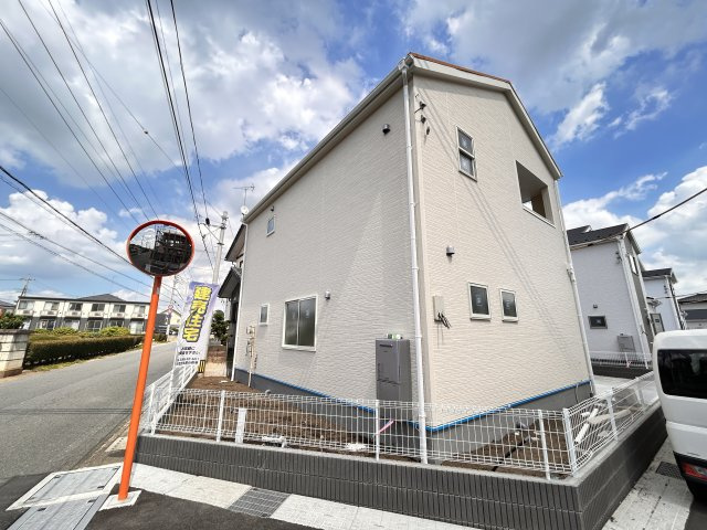 【LiveleGarden】下野上大領 全8棟の前面道路含む現地写真|〇1号棟　間もなく完成〇
北西角地の開放的な配置。同世代の家族が集まりやすい他棟分譲地です。ご近所付き合いがしやすく、子育てにも安心の環境です。
※2026年7月撮影