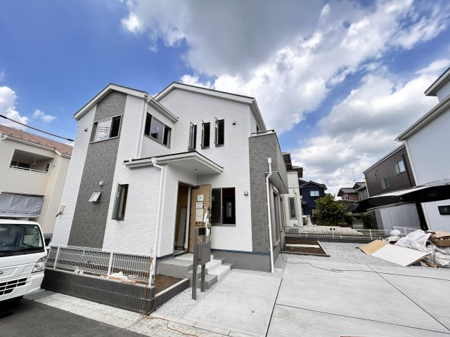 【LiveleGarden】下野上大領 全8棟の外観|〇2号棟　間もなく完成〇
全邸カースペース3台以上確保、夫婦それぞれの車も、お客様のお車も余裕に対応できます☆周辺環境、道路の配置や道の広さ日当たりなど、ぜひ現地にてご確認ください！
