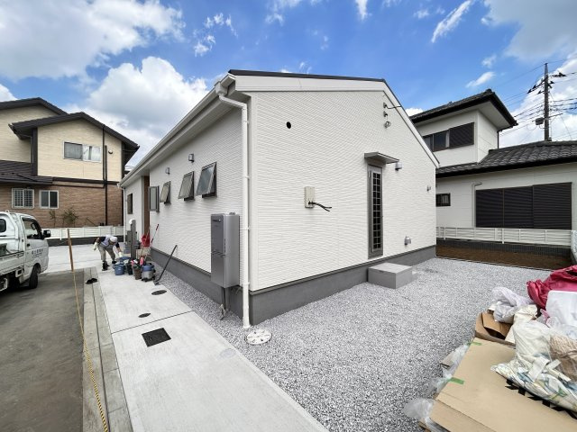 【LiveleGarden】下野上大領 全8棟の前面道路含む現地写真|〇4号棟　間もなく完成〇
物件の詳細は事前に資料をご用意してお待ちしております。
月々の支払はどれくらい？マイホームの探し方、住宅ローンのシュミレーションもお任せくださいませ。
※2026年7月撮影