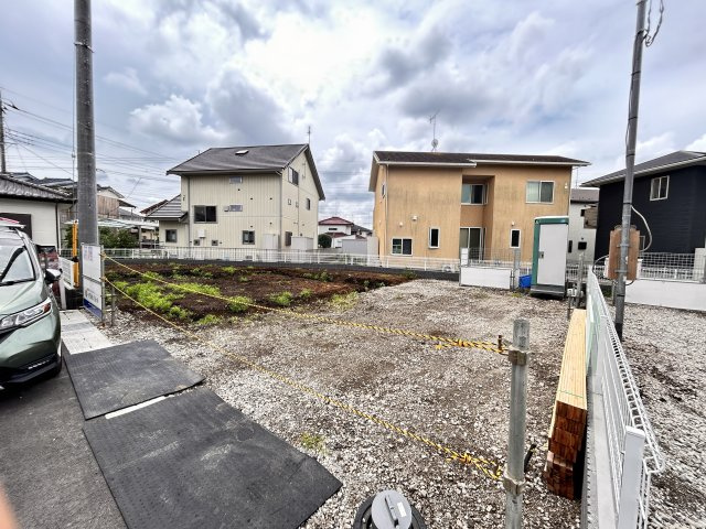【LiveleGarden】下野上大領 全8棟の前面道路含む現地写真|〇基礎工事中（5号棟～8号棟）〇
建築中の時点から学校、スーパー、コンビニなどの周辺環境をチェックすると、実際に住んだ時の生活イメージが湧きやすくなります♪
※2026年7月撮影