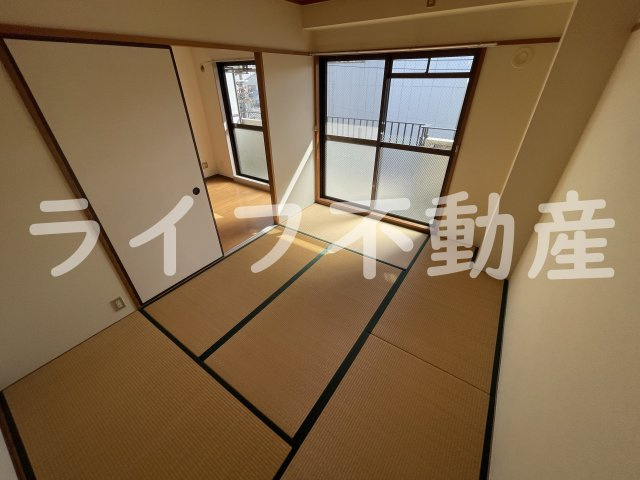 ロイヤル俊徳の寝室|落ち着いた色調の寝室です