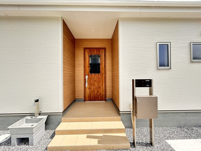 【LiveleGarden】下野上大領 全8棟の玄関|〇4号棟〇
安全な暮らしに欠かせないインターホンと、便利なダイヤル式ポストを玄関に標準装備！
使いやすさと安心感を兼ね備えた、どなたでも心地よく暮らせる充実のラインナップです。
※2026年8月撮影