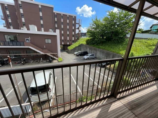 愛知県東海市加木屋町郷中　～新駅「加木屋中ノ池」駅が身近。自然と利便性が共生する街～のバルコニー|お部屋からフラットにつながるバルコニー。周囲の建物との距離も適度に保たれており、開放感のあるプライベ