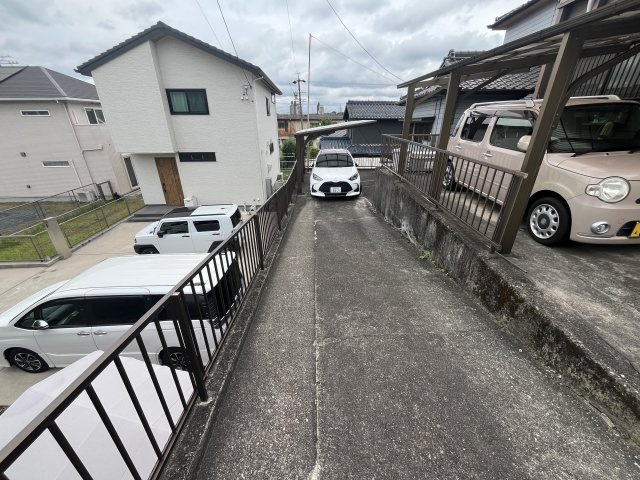 愛知県東海市加木屋町郷中　～新駅「加木屋中ノ池」駅が身近。自然と利便性が共生する街～の駐車場|駐車場まわりは見通しが良く、車の出入りも安心