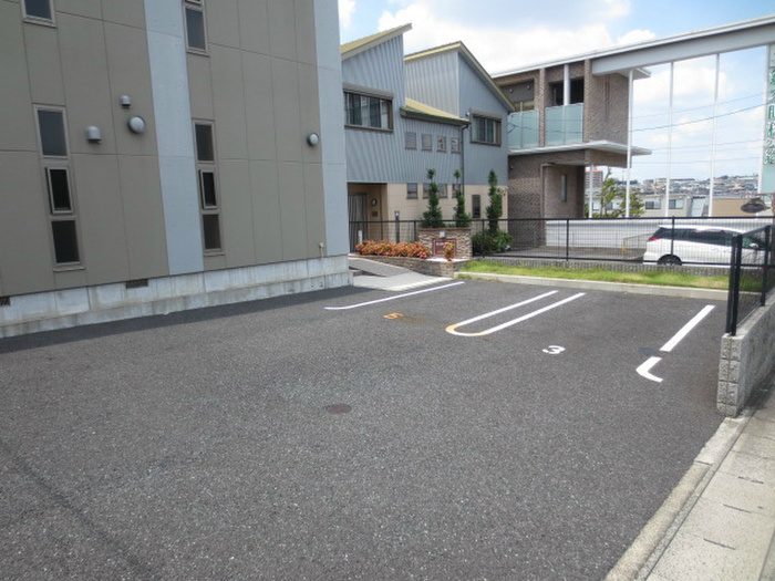 レザンヴェール八つ松の駐車場