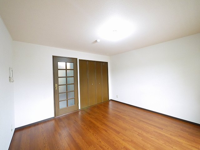 南新町ビルの洋室|落ち着いた色調の洋室です