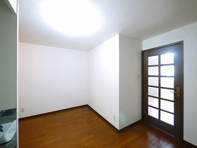 南新町ビルの居間・リビング|こちらの居間で趣味の時間をお楽しみください